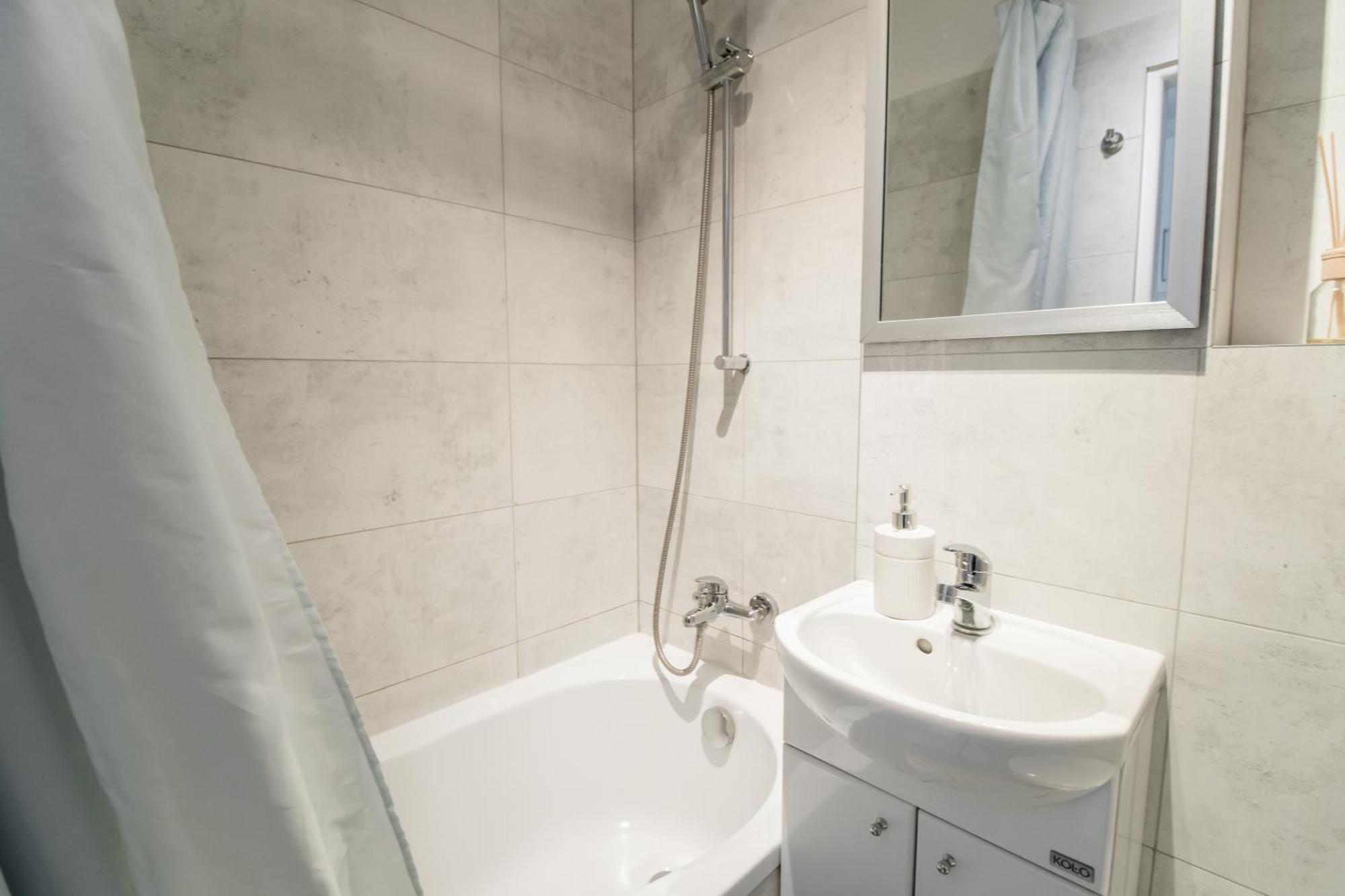 Piotrapartments - Bruna Green City Apartment Варшава Екстериор снимка